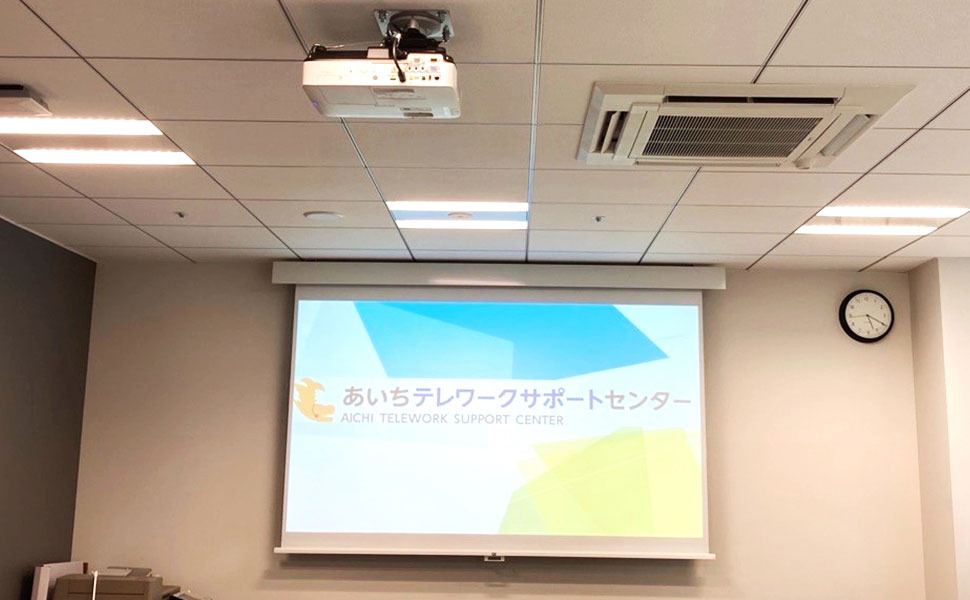 スクリーンに画像投影